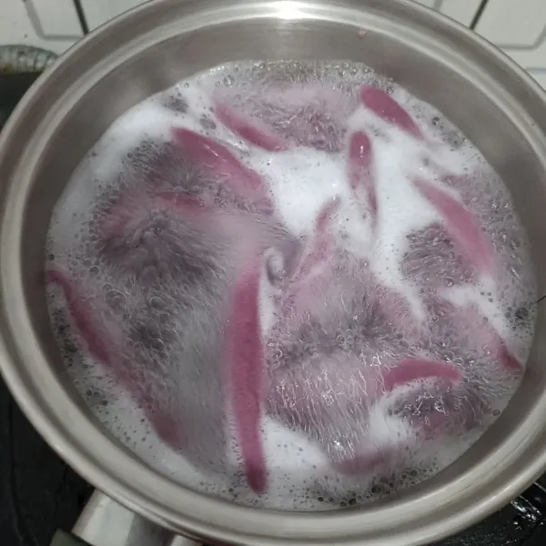 Tunggu sampai mengapung, aduk rata lalu angkat tiriskan