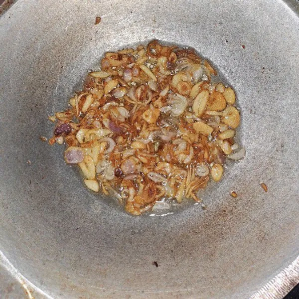 Iris bawang merah dan bawang putih, goreng hingga kecoklatan seperti ini