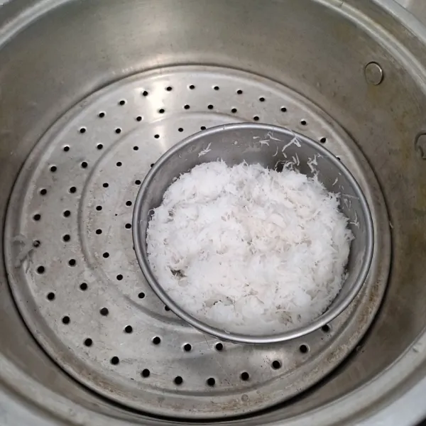 Kukus kelapa parut dan sejumput garam