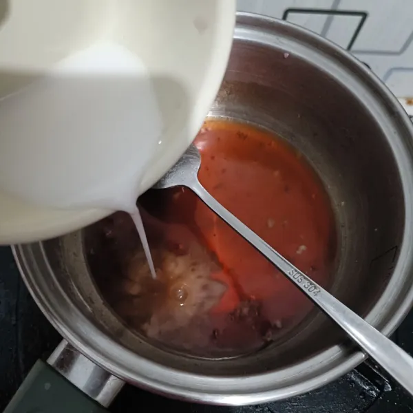 Rebus bahan saus gula merah, lalu masukkan larutan maizena