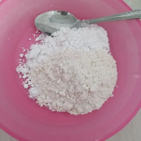 Siapkan tepung, lalu beri air panas, aduk rata