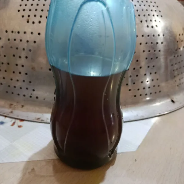 Untuk penyajiannya: masukkan air jahe ke dalam botol, kemudian kocok hingga berbusa.