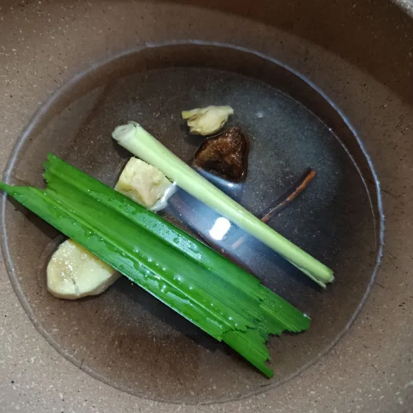 Siapkan panci. Masukkan jahe, gula merah, sereh, daun pandan, kayu manis, garam, dan air. Kemudian, aduk rata.