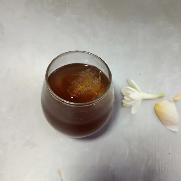 Siapkan gelas, masukkan es batu. Tuang air jahe, lalu sajikan!