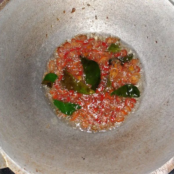 Cuci cabe, iris dan daun jeruk buang tulangnya goreng bersamaan hingga kering tiriskan