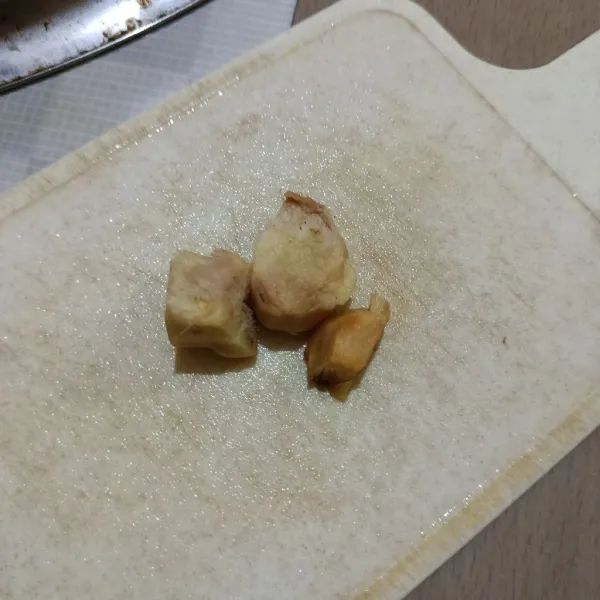 Kupas jahe, cuci hingga bersih, kemudian geprek jahe.