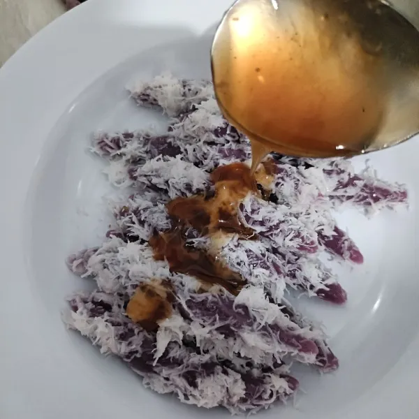 Beri saus gula merah di atasnya