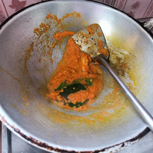 Selanjutnya tumis bumbu halus, daun jeruk, daun salam, lengkuas dan serai sampai harum dan matang.