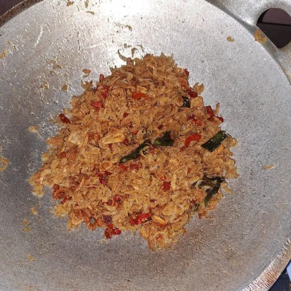 Masukan penyedap rasa dan gula, aduk sebentar matikan api kemudian masukan cabe dan bawang yang sudah di goreng aduk hingga tercampur rata