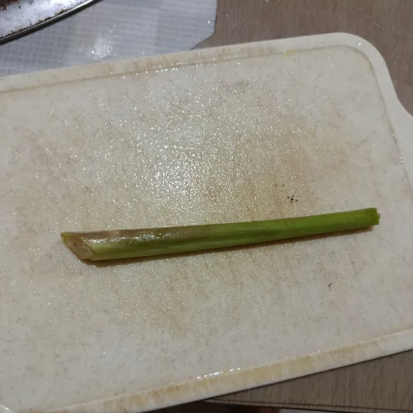 Cuci sereh sampai bersih, lalu geprek.