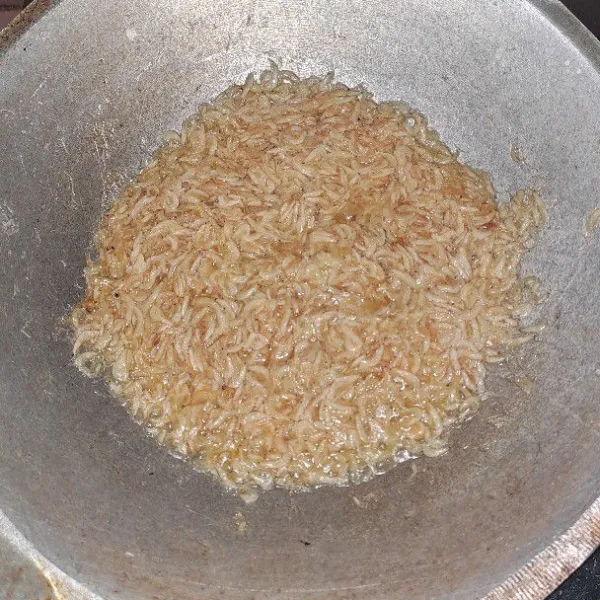 Cuci bersih dan Goreng ikan rebon, aduk-aduk hingga kering