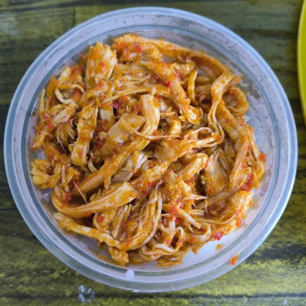 Siapkan mangkuk, tambahkan nasi secukupnya padatkan, kemudian masukkan ayam sisit dan ratakan.