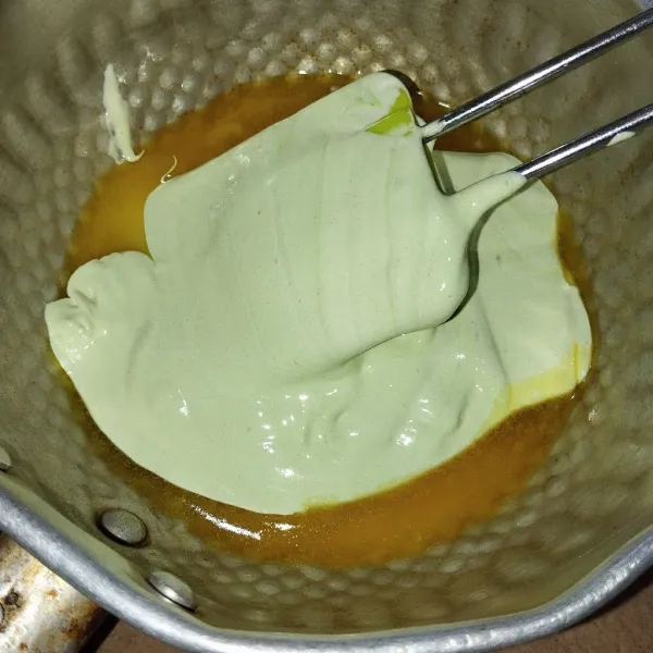 Ambil sedikit adonan, aduk dengan margarin cair, kemudian tuang kedalam sisa adonan, aduk balik hingga homogen