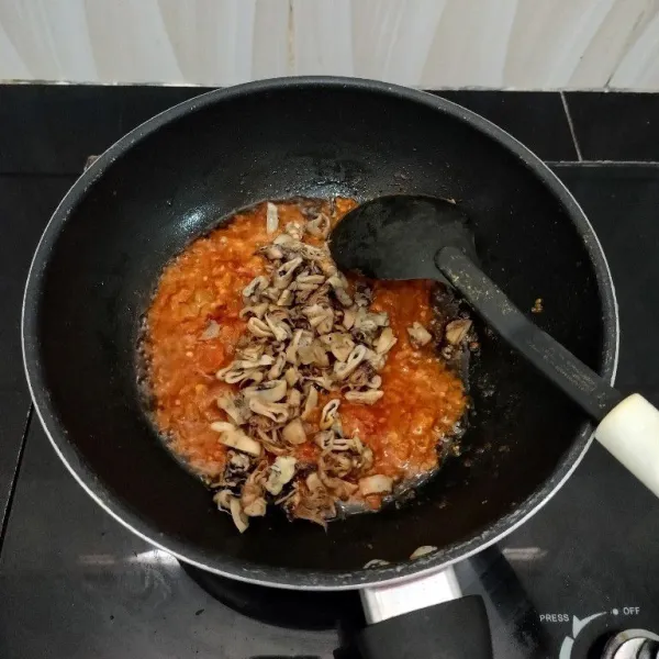 Lalu masukkan cumi asin. Aduk rata.