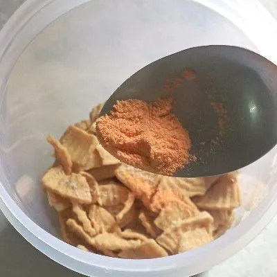 Berikan juga bubuk tabur, saya pakai rasa balado. Tutup toples lalu kocok-kocok supaya bumbu tercampur merata. Camilan keripik tahu balado dapat dinikmati bersama keluarga!
