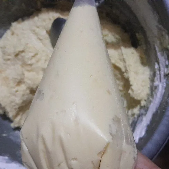 Setelah tercampur rata,masukan kedalam piping bag