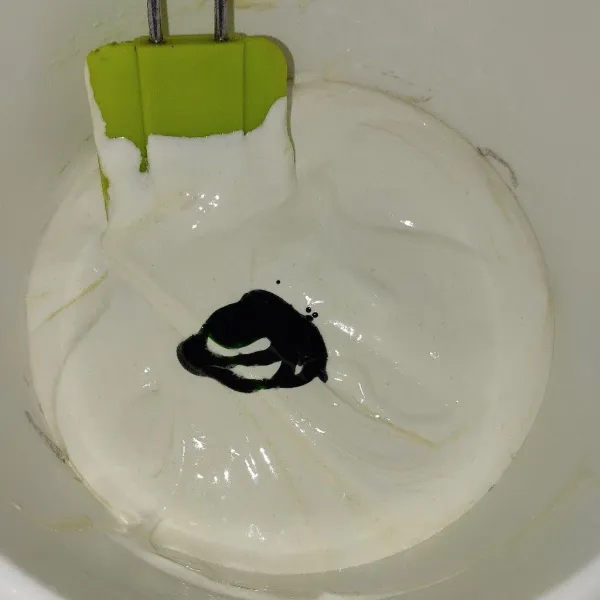 Tambahkan pasta pandan, aduk hingga rata dengan spatula