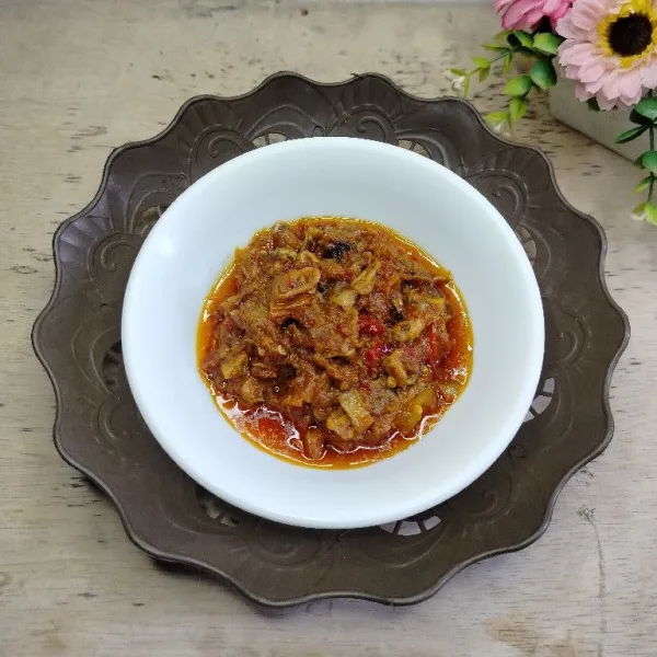 Pindahkan sambal ke dalam mangkuk dan siap disajikan.