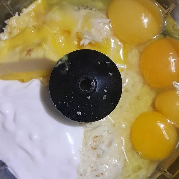 Masukan telyr, santan, keju dan margarin kedalam chopper