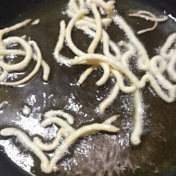 goreng cheesestick dengan api kecil, lakukan sampai adonan habis