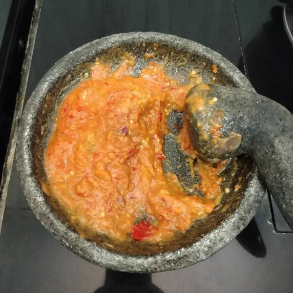 Kemudian ulek sambal hingga halus.