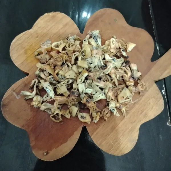 Lalu potong-potong cumi asinnya. Sisihkan.