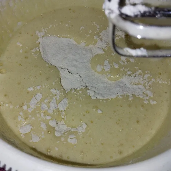 Tambahkan tepung terigu, aduk sebentar