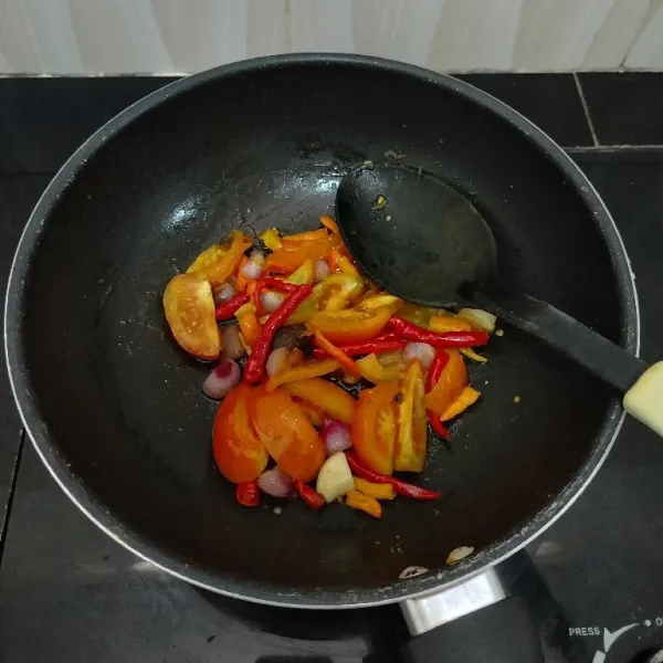 Panaskan minyak goreng. Masukkan cabai keriting,cabai rawit,bawang merah,bawang putih,tomat,dan terasi. Goreng hingga layu.
