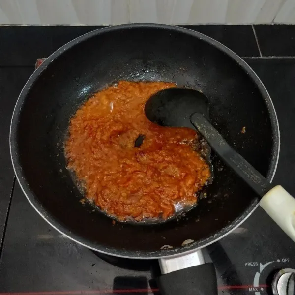 Panaskan minyak secukupnya. Tumis sambal,gula jawa,dan sedikit garam hingga gula larut.