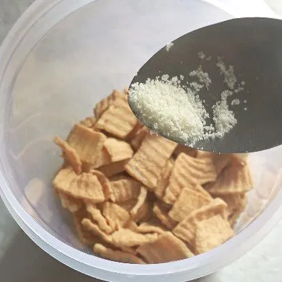 Masukkan ke toples plastik, lalu berikan kaldu bubuk secukupnya.