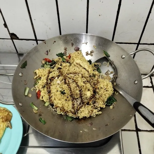 Masukkan mie, aduk merata. Tambahkan, garam, lada bubuk, kaldu bubuk, dan kecap. Kemudian, aduk rata kembali.