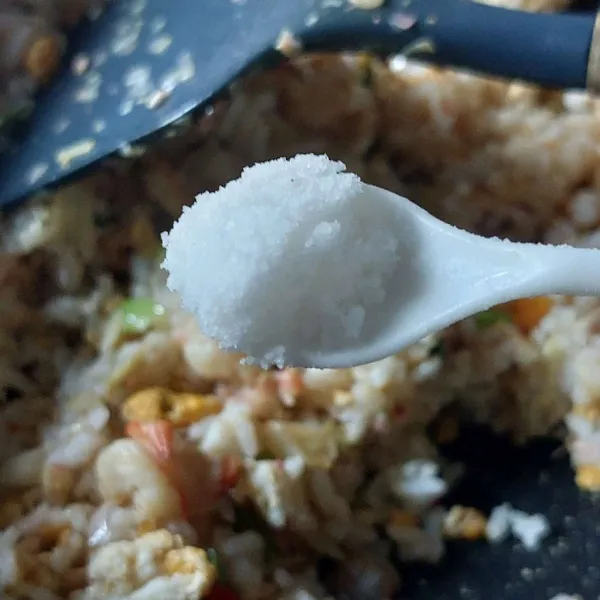 Tambahkan seasoning, aduk rata. Sajikan bersama pelengkap