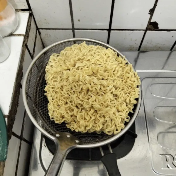Rebus mie, kemudian angkat dan tiriskan.
