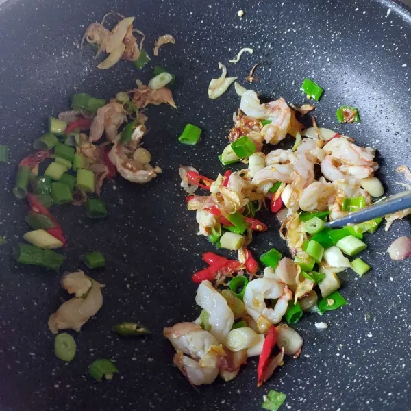 Tambahkan udang dan bawang prei, masak hingga udang berubah warna, sisihkan ke pinggir wajan
