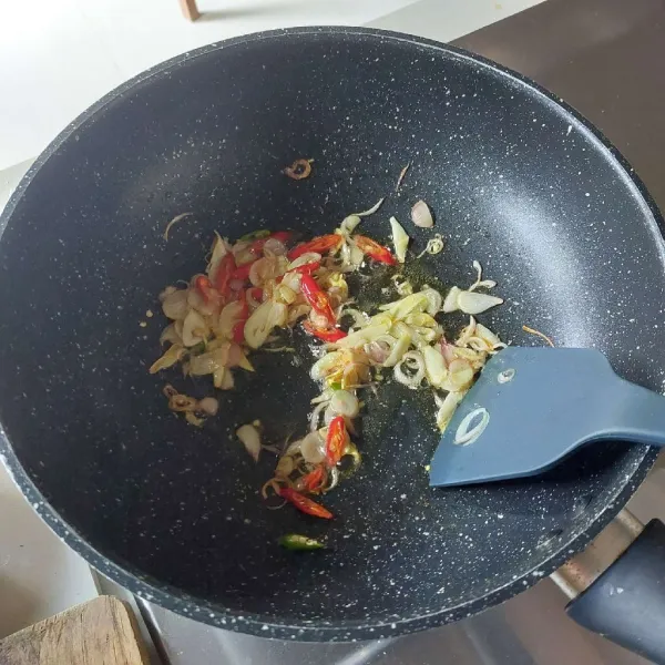 Tumis bawang merah dan bawang putih hingga wangi, lalu tambahkan irisan cabe