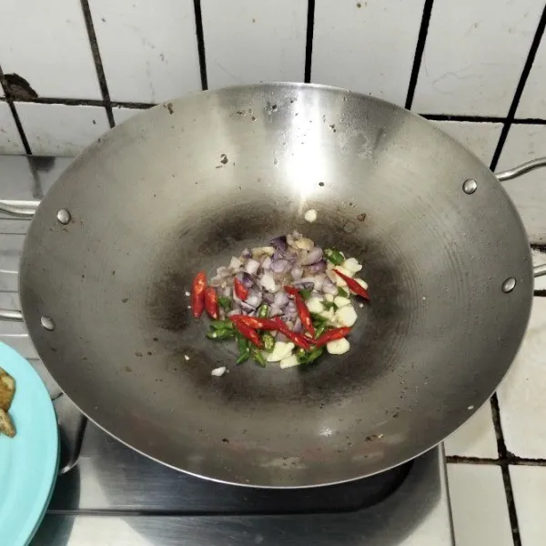 Tumis bumbu iris sampai harum.