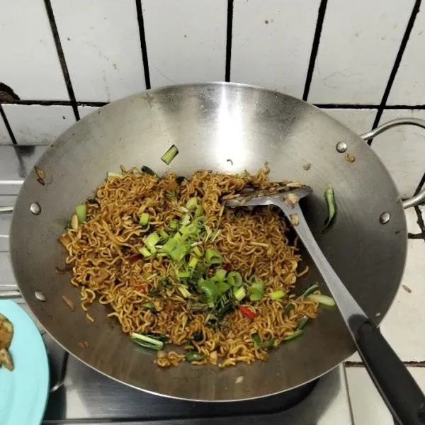 Koreksi rasanya. Jika sudah pas, masukkan daun bawang. Aduk dan pindahkan ke piring saji. Siap dinikmati!