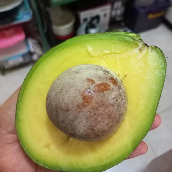 Belah alpukat menjadi 2 bagian