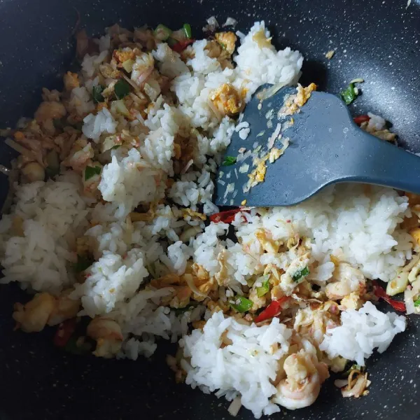 Tambahkan nasi, aduk hingga tercampur rata