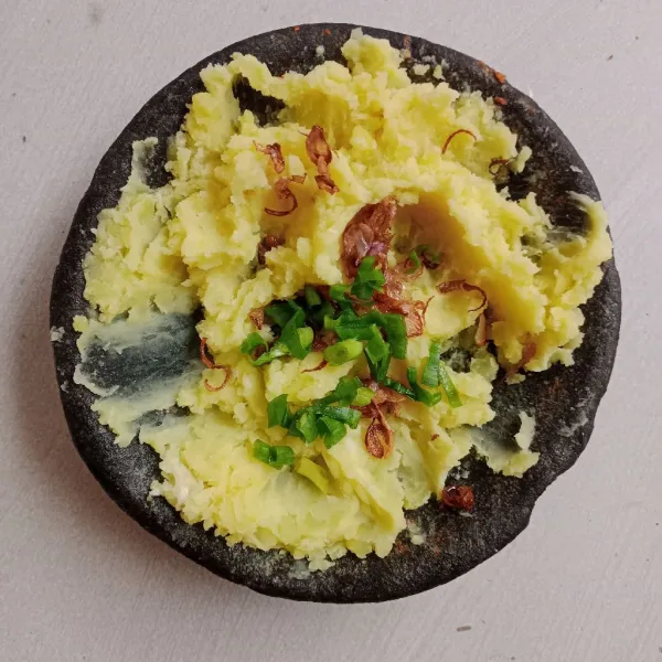 Haluskan kentang. Masukan irisan daun bawang dan bawang goreng