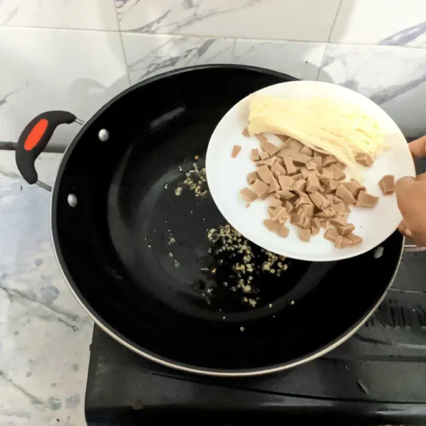 Masukkan bakso yang diiris kecil dan jamur enoki yang sudah dicuci bersih.