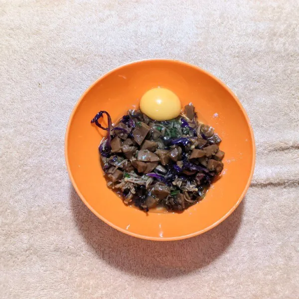 Masukkan satu butir telur ayam, kemudian aduk rata.