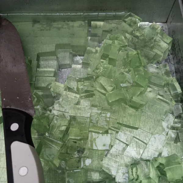 Lalu tuang di loyang, biarkan set, setelah set potong dadu kecil, sisihkan