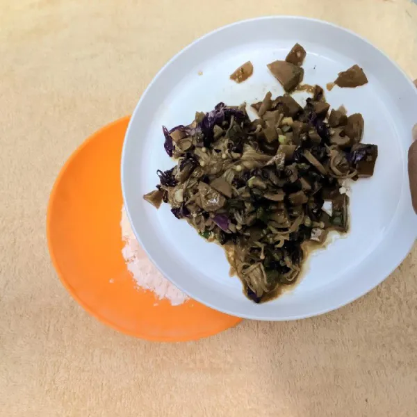 Siapkan tepung terigu dan tepung tapioka, tambahkan bakso, jamur enoki dan kol ungu yang ditumis tadi.