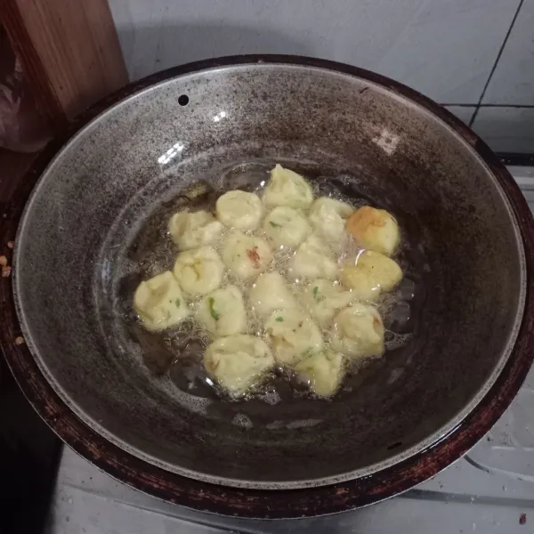 Panaskan minyak goreng.  Bentuk perkedel kecil- kecil
