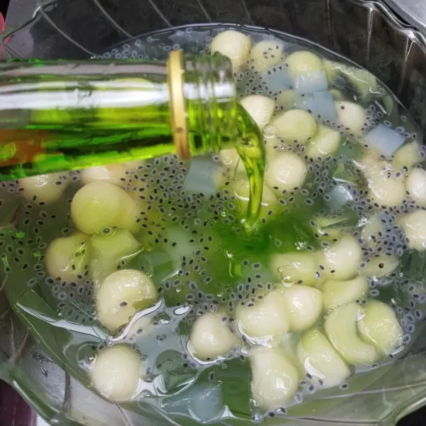 Tuang sirup melon, aduk rata, jika ingin di hidangkan tambahkan es batu atau sesuai selera