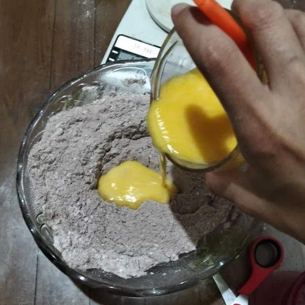 Tuang bahan cair ke bahan kering. Aduk rata sampai tidak ada yang bergerindil