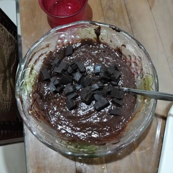 Masukkan potongan coklat batang. Kemudian, aduk rata.