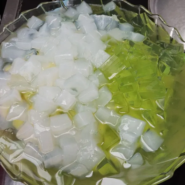 Masukkan juga nata decoco dan jelly