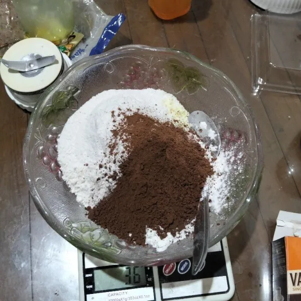 Campur semua bahan kering. Sisihkan